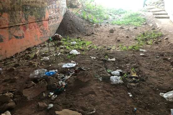 El pasaje subterráneo entre Picachos y La Vega, lleno de inmundicia (Foto TA)